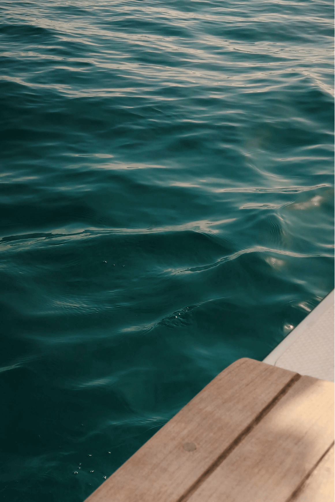 Edificio moderno que proyecta una sombra